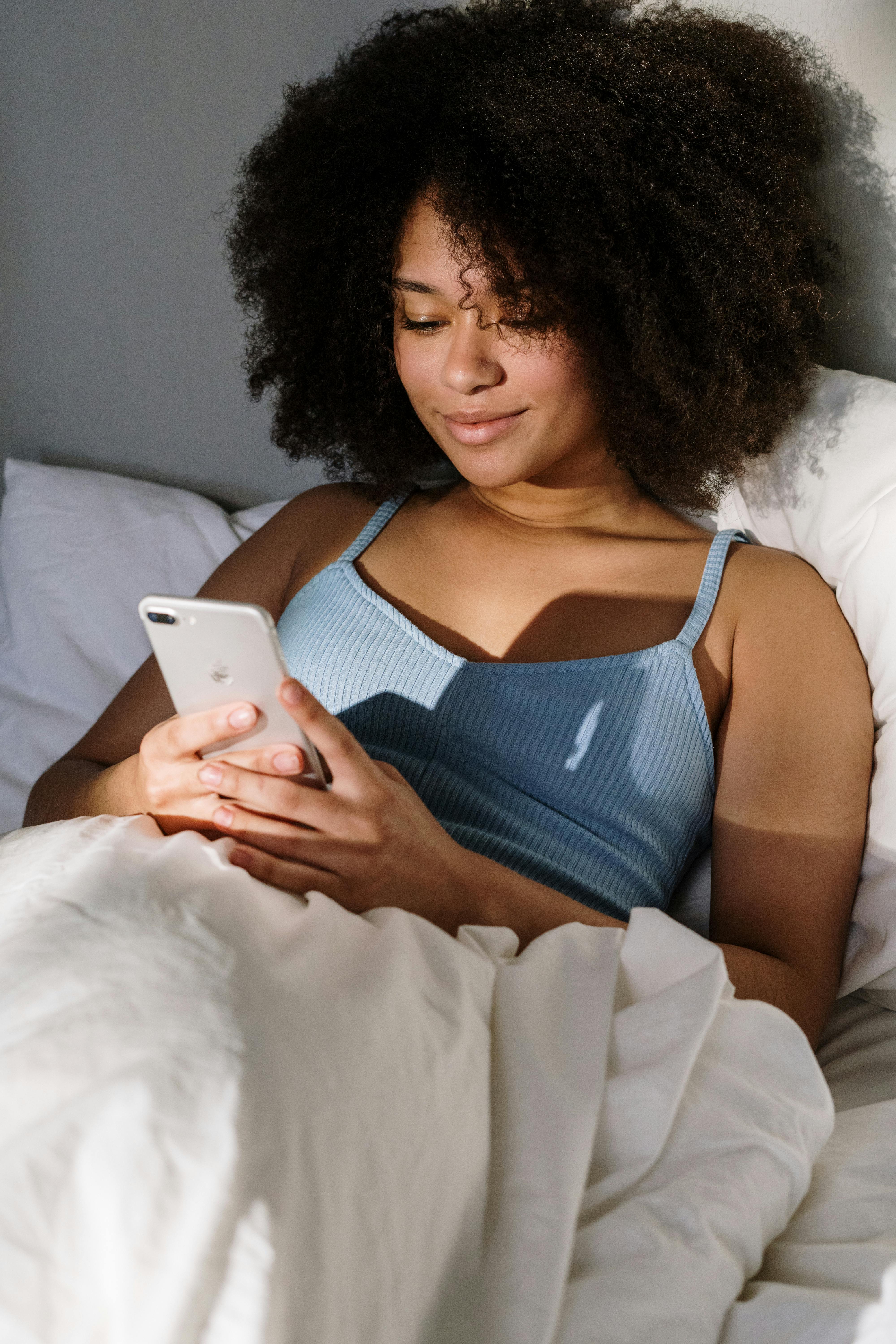 Une utilisatrice passe commande depuis son téléphone